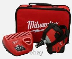Milwaukee 2458-21 Cloueuse à paume sans fil M12 avec chargeur de batterie 12 volts et sac à outils NEUF