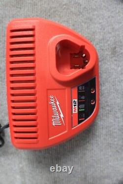 Milwaukee 2472-20 M12 Coupe-câble 600 MCM avec chargeur de batterie 2Ah et étui souple