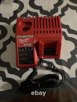 Milwaukee 48-59-1812 Chargeur de batterie multi-tension M18 & M12 Rouge